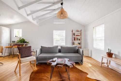 Walk to coffee, bars, eats — The Cozy Bungalow in Austin, USA