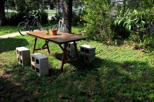 Walk to coffee, bars, eats — The Cozy Bungalow in Austin, USA