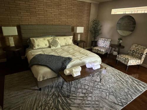 Mid-Century Modern Luxury in Fayetteville, USA