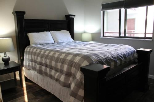 Downtown Gatlinburg Condo! 2 Nt Min-3 NT Holiday Min in Gatlinburg, USA