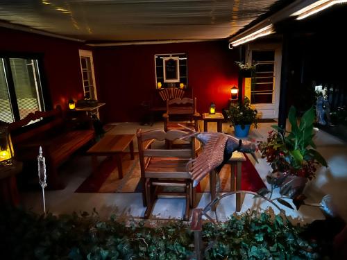 Delightful Patio Retreat with Pool Table in South KC in Kansas City, USA