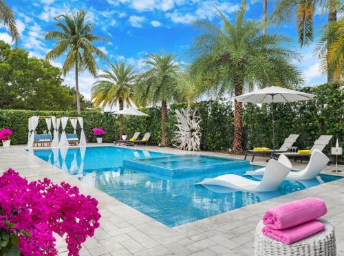 Swimming pool, MIA MANSION W/ POOL / BBQ /CABANNA / OUTDOOR BAR in Sunset
