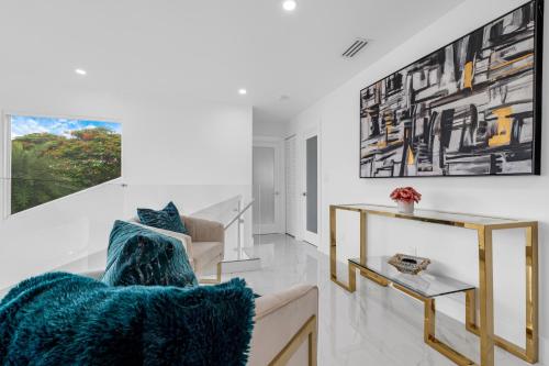 MIA MANSION W/ POOL / BBQ /CABANNA / OUTDOOR BAR in Sunset