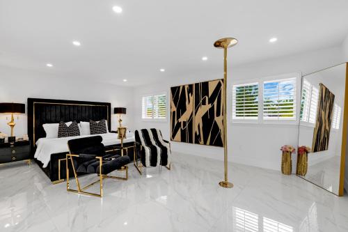 MIA MANSION W/ POOL / BBQ /CABANNA / OUTDOOR BAR in Sunset