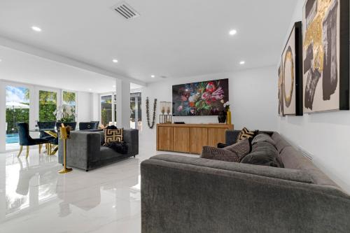 MIA MANSION W/ POOL / BBQ /CABANNA / OUTDOOR BAR in Sunset