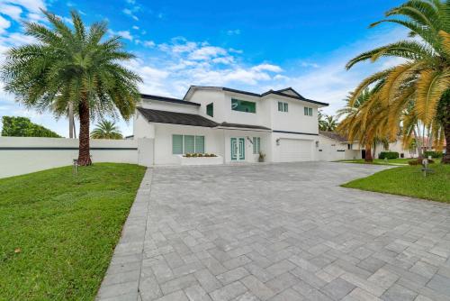 MIA MANSION W/ POOL / BBQ /CABANNA / OUTDOOR BAR in Sunset