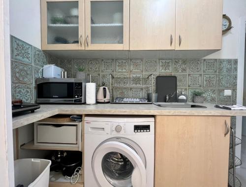 Kitchen, Beachfront Studio, fully equipped in Beach Poleg