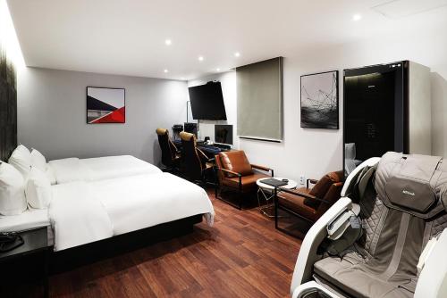 1 double bed, 1 twin bed