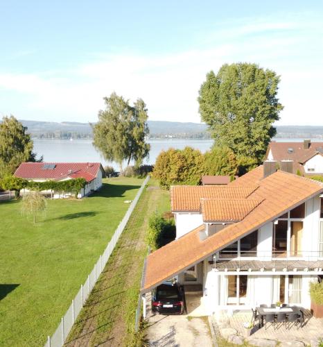 Wunderschönes Haus am See - Seeblick, großer Garten, Südbalkon, Carport & Smart-TV