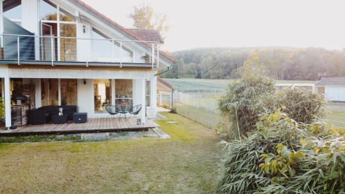Wunderschönes Haus am See - Seeblick, großer Garten, Südbalkon, Carport & Smart-TV