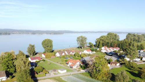 Wunderschönes Haus am See - Seeblick, großer Garten, Südbalkon, Carport & Smart-TV