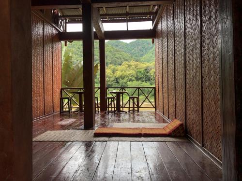 Балкон/тераса, Mekong Riverside Lodge in Пакбенг
