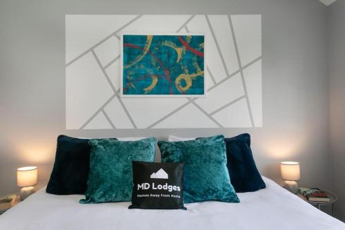 Elegant 3-BDR Contractor Stay, Holidays, Races, long stays, Unlimited Wi-Fi, Parking - Tap to explore photos
