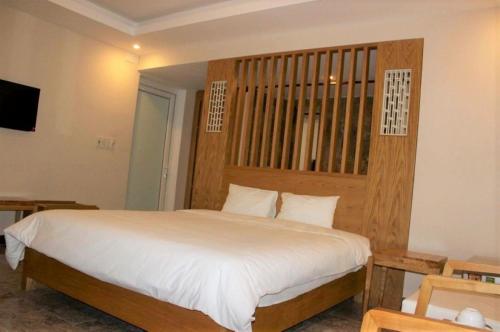 Double Room with Garden View image 9