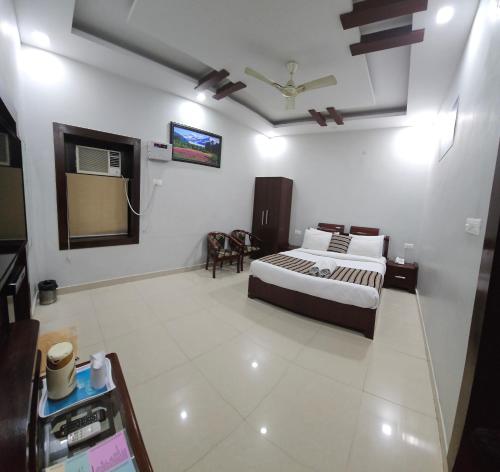 King Room image 3