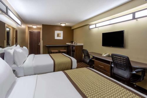 Deluxe Queen Room with Two Queen Beds - Non-Smoking