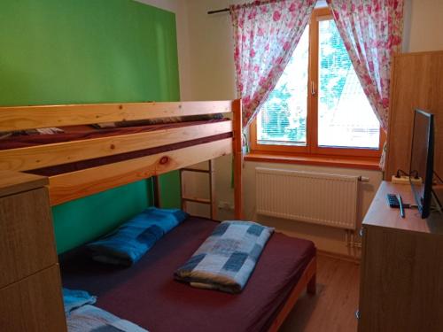 1 queen bed, 1 twin bed