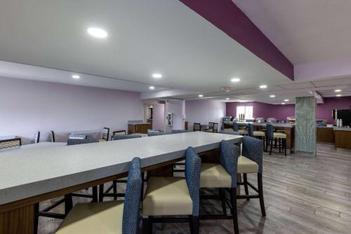 La Quinta Inn by Wyndham Kansas City Lenexa - image 13