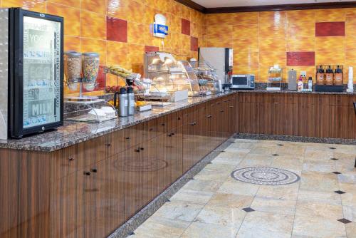 ห้องอาหาร, เดย์ อินน์ บาย วินด์แฮม นอร์ท เบอร์เกน (Days Inn by Wyndham North Bergen) in นอร์ทเบอร์เกน (NJ)