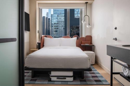 Queen Room with City View image 10