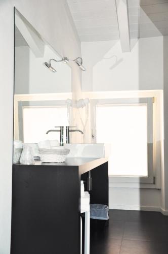 Bathroom, Casa Fola - City Centre Rooms in Verona Suburbs