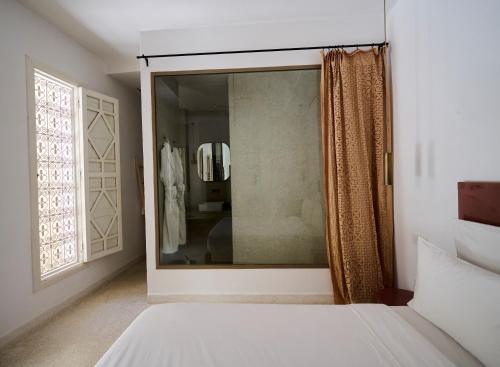Deluxe Double Room image 5