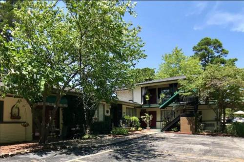 Jacuzzi Suite 205 at Tradewinds in Eureka Springs, USA