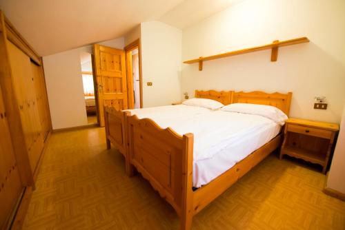 One-Bedroom Apartment image 3