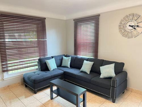 Home in the Heart of Dearborn, Beautiful Queen Beds, Multiple TVs in Dearborn, USA