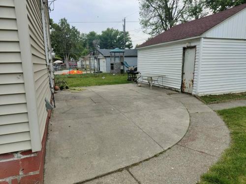 Home in the Heart of Dearborn, Beautiful Queen Beds, Multiple TVs in Dearborn, USA
