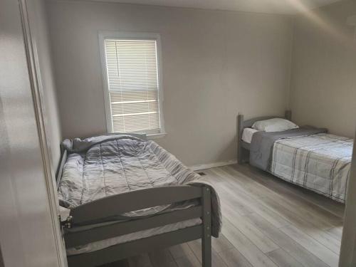 Home in the Heart of Dearborn, Beautiful Queen Beds, Multiple TVs