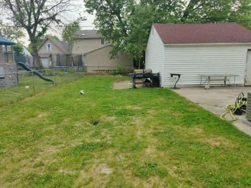Home in the Heart of Dearborn, Beautiful Queen Beds, Multiple TVs in Dearborn, USA