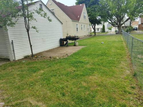 Home in the Heart of Dearborn, Beautiful Queen Beds, Multiple TVs in Dearborn, USA