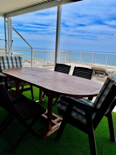 101 Camarque - 3 Bedroom Beachfront Apartment In Umdloti - 180 Degree Sea Views, Umdloti (foto 6)