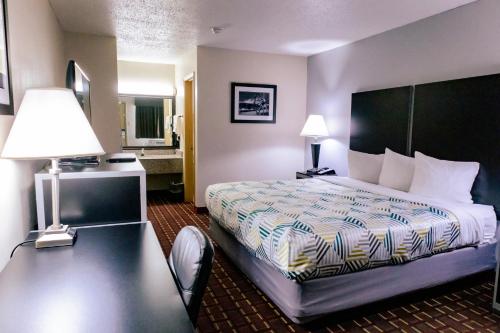 Motel 6 Nacogdoches, TX Room Type - King Room - Non-Smoking