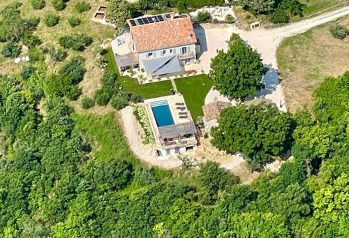  Hilltop villa with infinity pool and Todi views in Todi