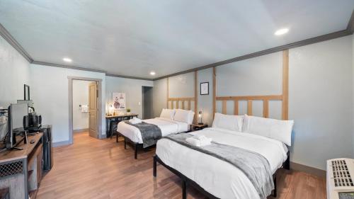 2 queen beds