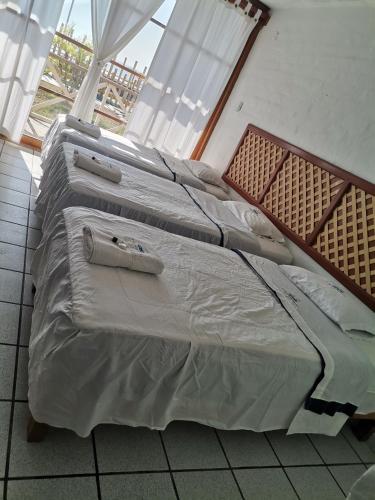 3 twin beds