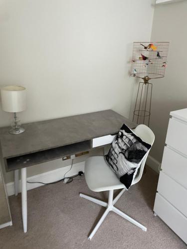 Chic Edinburgh 2B City Centre flat & patio , close to Castle - Tap to explore photos