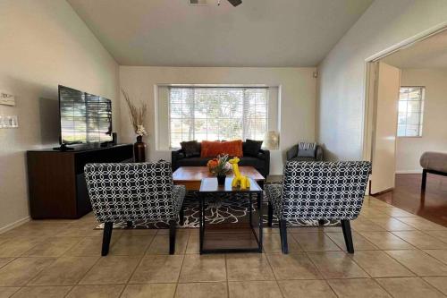 Cozy 3 Bedrooms Town home in Chandler with community pool