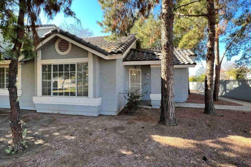 Cozy 3 Bedrooms Town home in Chandler with community pool