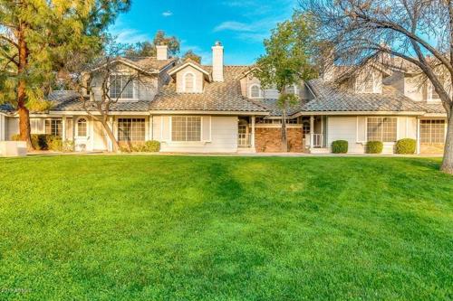 Cozy 3 Bedrooms Town home in Chandler with community pool