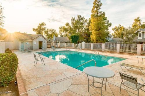 Cozy 3 Bedrooms Town home in Chandler with community pool