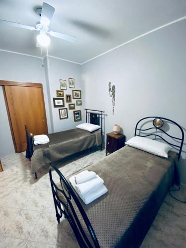 2 twin beds