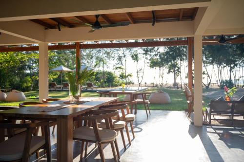 Restaurant, Niketh Villa Komari Arugambay in Komari