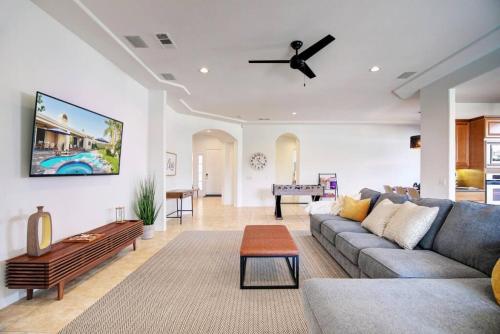 Make Yourself at Home in Palm Desert Luxury - Tap to explore photos