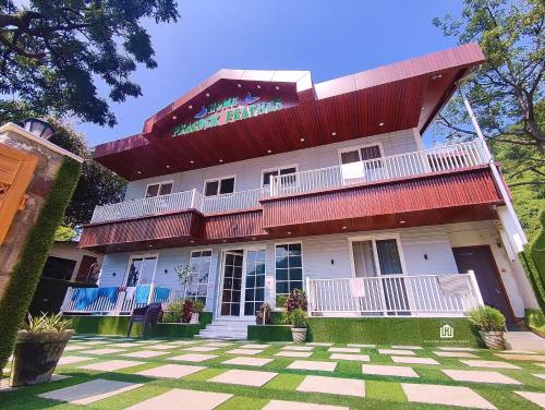 H3-Peacock Feather (Hotel Near Sahastradhara)
