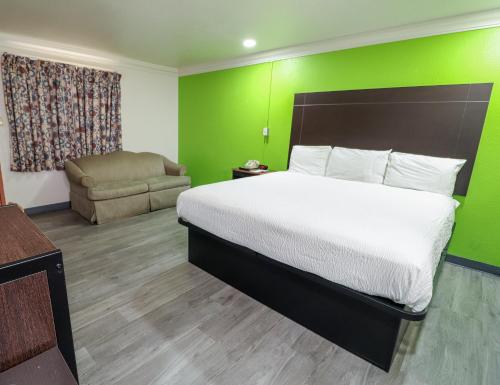 1 king bed, 1 sofa bed