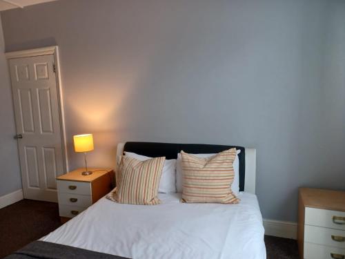 Ferndale Place - Huku Kwetu Luton- Spacious 4 Bedroom Suitable & Affordable Group Accommodation - Business Travellers - main image
