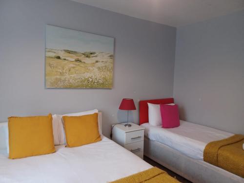 Ferndale Place - Huku Kwetu Luton- Spacious 4 Bedroom Suitable & Affordable Group Accommodation - Business Travellers - image 3
